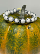 Load image into Gallery viewer, Knotted Bracelip - White and Gray
